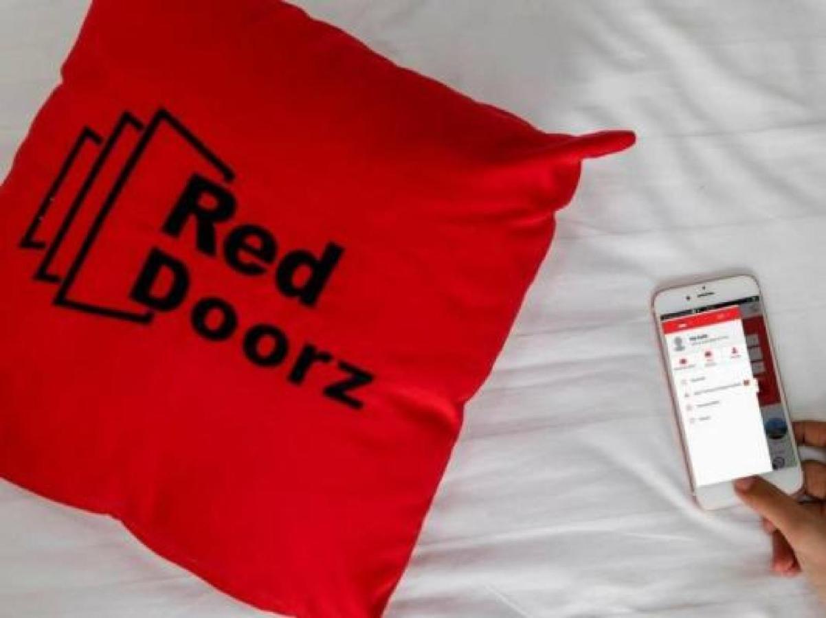 Отель Reddoorz Syariah At Kartohardjo Мадиун Экстерьер фото